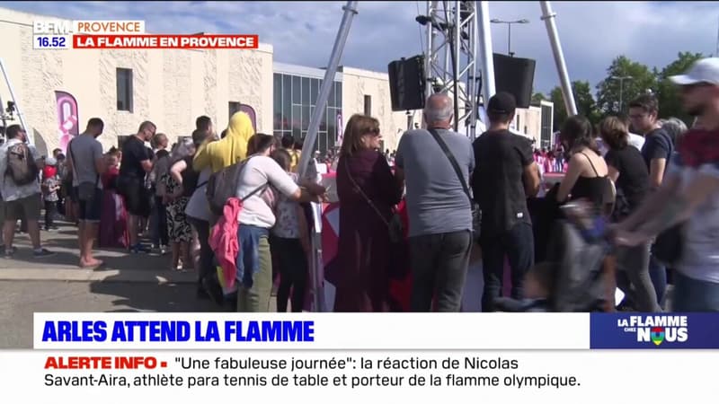 Regarder la vidéo Flamme olympique: Arles attend son moment d'effervescence