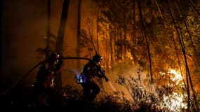 Un pompier luttant contre le "méga-feu" qui s'est déclenché dans le Gard, le 7 juillet 2022. 