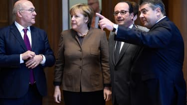 Michel Sapin, Angela Merkel, François Hollande et Sigmar Gabriel réunis à Berlin (Allemangne) le mardi 13 décembre 2016 à l'occasion de la 2e conférence numérique franco-allemande.