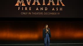 Zoe Saldana parle sur scène pour promouvoir le prochain film "Avatar Fire and Ash"  pendant CinemaCon, le 3 avril 2025 à Las Vegas.