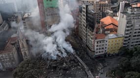 La tour de 24 étages en flammes s'est effondrée à Sao Paulo. 