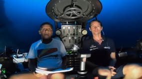 Le président des Seychelles, à gauche, et le pilote du submersible à droite, à environ 120 mètres de profondeur dans l'Océan Indien.