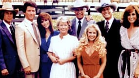 Larry Hagman, alias JR, de la série Dallas (second en partant de la gauche)