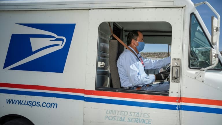 Une camionnette de l'USPS, la poste américaine, le 30 avril 2020 à El Paso (Texas)