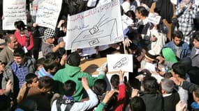 Des Syriens manifestent contre le président Bachar al Assad dimanche à Amude, dans le nord de la Syrie, après avoir voté. L'artillerie syrienne a de nouveau bombardé lundi plusieurs quartiers de Homs, faisant neuf morts à Bab Amro, alors que Damas annonça