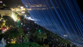 86 faisceaux lumineux blancs allumés en souvenir de chacun des morts à Nice le 14 juillet 2021.