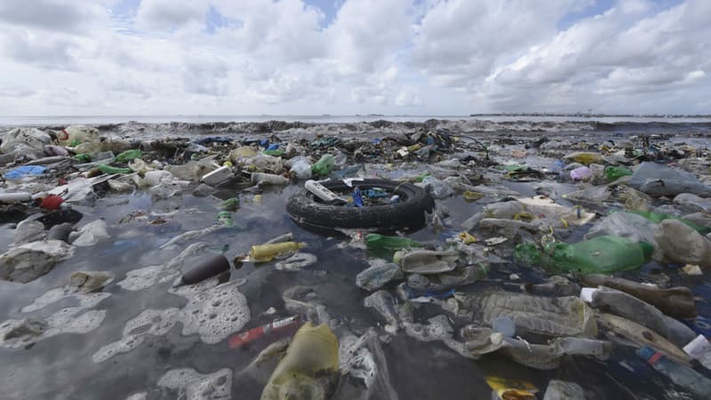 Des déchets plastiques sur la plage de Bao à côté de Dakar, au Sénégal, en 2015