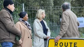Des riverains réunis le 27 février 2025 en bas du chemin du Cal du Mont Gros à Nice