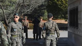 Des soldats Nord coréens font face à des soldats Sud coréens à Panmunjom, le 24 novembre 2017.