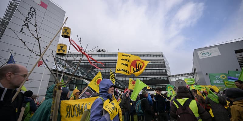 Des centaines de personnes ont manifesté à Caen le 23 mars 2024 contre la relance du nucléaire et la mise en service de l'EPR de Flamanville. 