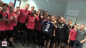 Pavard soutenu en chanson par ses coéquipiers de Stuttgart, ça vire au n'importe quoi