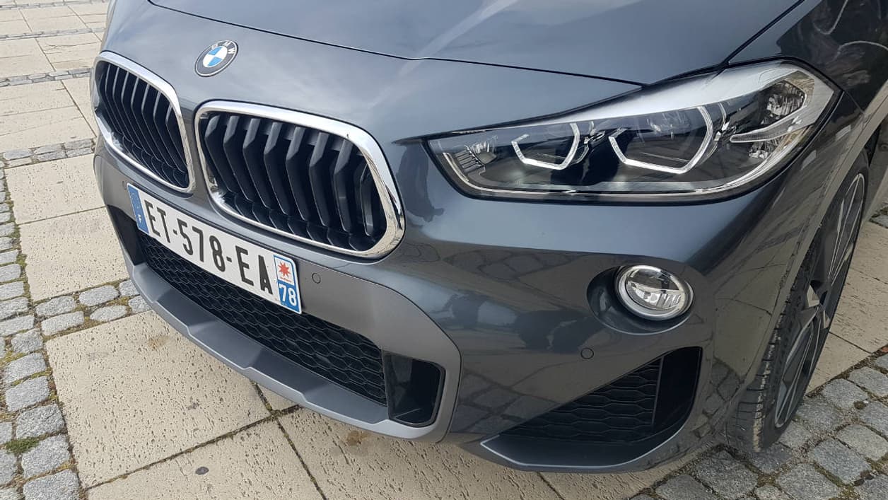 La face avant adopte la forme inversée du double haricots, plus large à sa base.