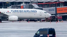 L'homme, âgé de 35 ans, a retenu pendant environ 18 heures sa fille de 4 ans dans une voiture garée au pied d'un avion de ligne de la compagnie Turkish Airlines, à Hambourg.