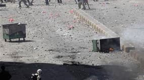 Partisans (en haut) et adversaires du gouvernement yéménite se sont affrontés jeudi à Sanaa. Arborant des poignards et des gourdins, des partisans du président Ali Abdallah Saleh ont attaqué des jeunes opposants qui entendaient manifester, pour la septièm