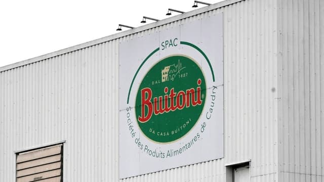 Détail de la façade de l'usine Buitoni de Caudry, dans le Nord, le 1er avril 2022