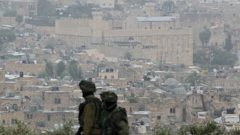 Des soldats israéliens devant le Tombeau des Patriarches, à Hébron, le 7 novembre 2015.