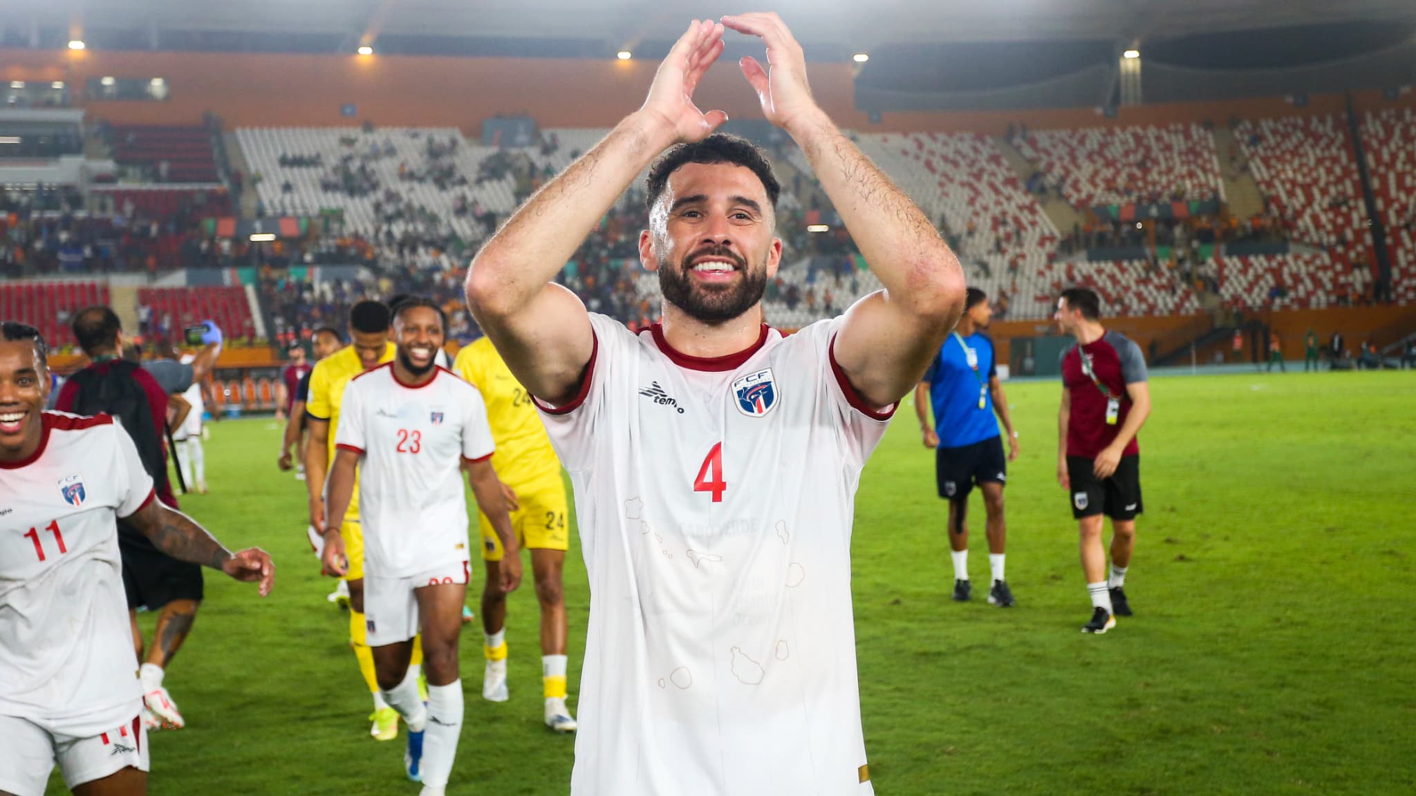 RECRUTÉ SUR LINKEDIN ET QUALIFIÉ POUR LA COUPE DU MONDE: L’INCROYABLE DESTIN DE ROBERTO LOPES, NÉ EN IRLANDE ET DEVENU TAULIER DU CAP-VERT