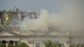 Des pompiers à l'oeuvre lors d'un incendie au Somerset House, à Londres, le 17 août 2024