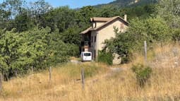 Trois corps sans vie ont été retrouvés dans une maison de La Bâtie-Neuve (Hautes-Alpes).