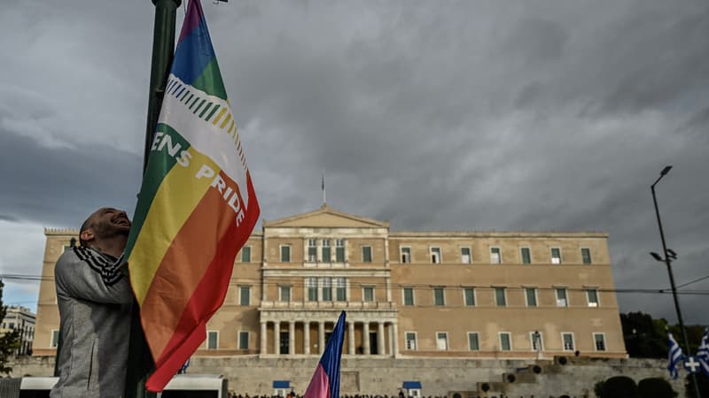 Des militants de la cause LGBT devant le Parlement grec à Athènes, le 15 février 2024.