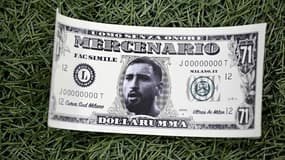 Les faux billets de banque jetés sur la pelouse contre le "mercenaire" Gianluigi Donnarumma lors du match AC Milan-PSG (2-1), le 7 novembre 2023
