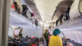 Une photo diffusée par le ministère des Affaires étrangères montre des passagers avant le décollage d'un avion depuis l'aéroport de Niamey, le 2 août 2023.