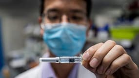Test d'un vaccin dans un laboratoire de Pékin, en Chine