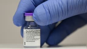 Une flacon du vaccin ARN messager de Pfizer/BioNTech
