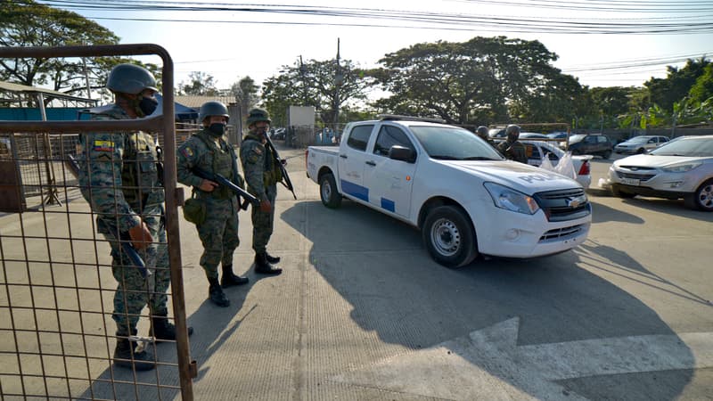 Des soldats gardent l'entrée de la prison de Guayaquil, dans le sud-ouest de l'Équateur après 118 morts dans des affrontements entre détenus.