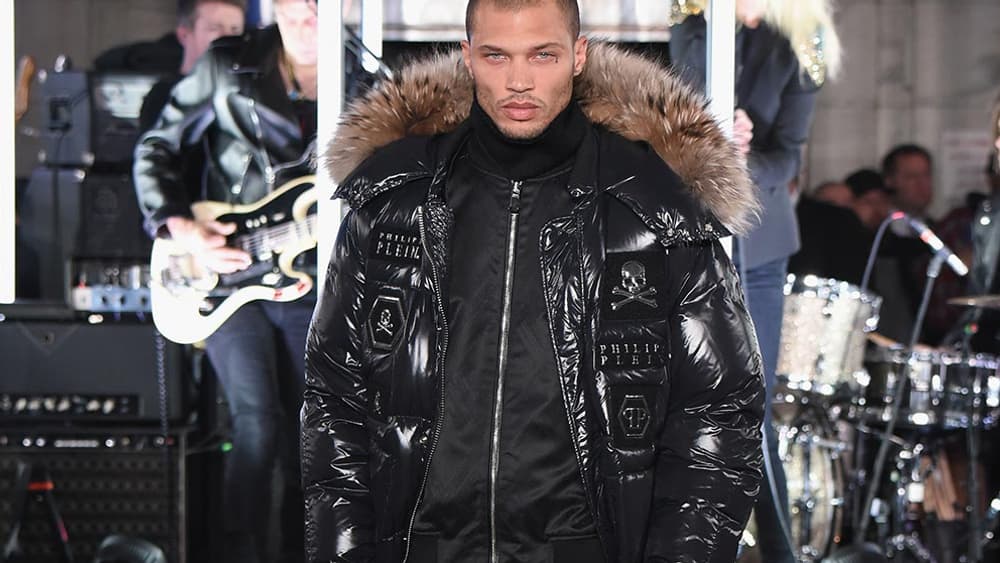 Jeremy Meeks, ex-détenu devenu mannequin, au défilé Philipp Plein, à New York, le 13 février 2017. Jeremy Meeks, ex-détenu devenu mannequin, au défilé Philipp Plein, à New York, le 13 février 2017.