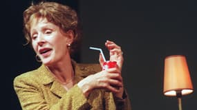 Catherine Rich interprète lors d'une séance photo, le 20 septembre 2000 à Marseille, la pièce "L'Homme du hasard" de Yasmina Reza