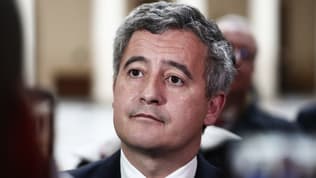 Photographie du ministre français de la Justice, Gérald Darmanin, s'adressant à la presse à sa sortie de la Cour d'appel d'Aix-en-Provence, le 9 février 2026.