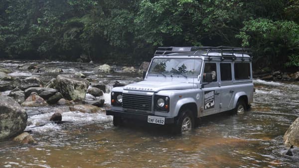 Le Land Rover Defender a été adopté par l'armée anglaise pour sa capacité à passer partout, vraiment partout.