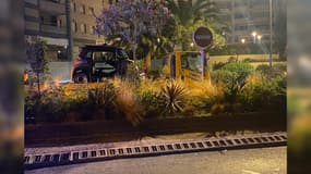 Le véhicule accidenté évacué par une dépanneuse