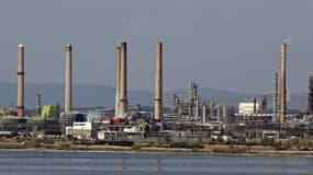 Vue de la raffinerie LyondellBasell de Berre, près de Marseille. Arnaud Montebourg a estimé vendredi à 20% les chances de trouver un repreneur pour ce site pétrochimique situé dans les Bouches-du-Rhône, qui emploie 1.250 personnes, dont 370 pour l'activit