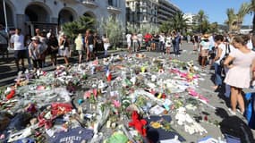 Des fleurs en hommage aux victimes de la tuerie de Nice, le 17 juillet 2016 - Valery Hache - AFP