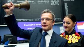 Boris Vujcic, actuel président de la Banque centrale de Croatie, sonne la cloche pour célébrer l'adhésion de son pays à l'UE le 1er juillet 2013. 