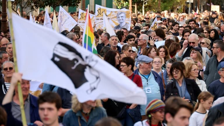 Cortège et banderole à Ajaccio et Bastia