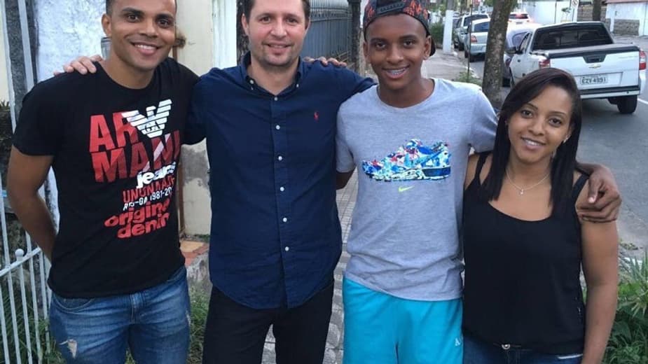 Rodrygo avec ses parents et l'agent Nicolas Pauly