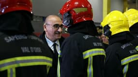 Le ministre de l'Intérieur, Laurent Nuñez, avec des pompiers à Villiers-le Bel (Val-d'Oise), le 31 décembre 2025