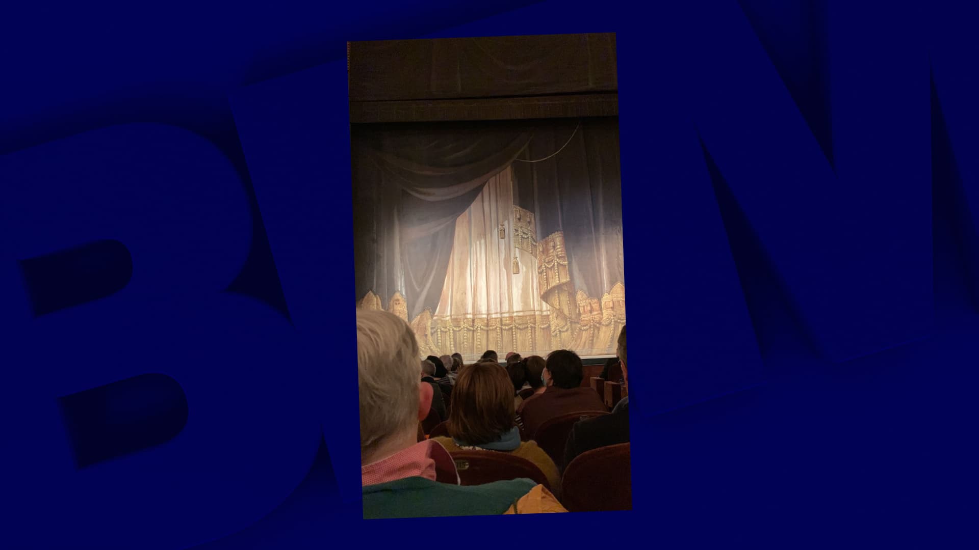 La scène du théâtre Antoine après l'évanouissement de Valérie Lemercier sur scène le 31 mars 2022