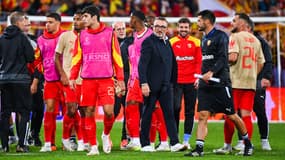 Franck Haise avec son groupe après la victoire de Lens face à Arsenal (2-1, 2e journée de Ligue des champions), le 3 octobre 2023