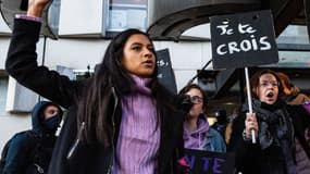 La militante Amy Bah (à gauche) manifeste avec le collectif féministe Nous Toutes, à Lille, le 13 décembre 2022