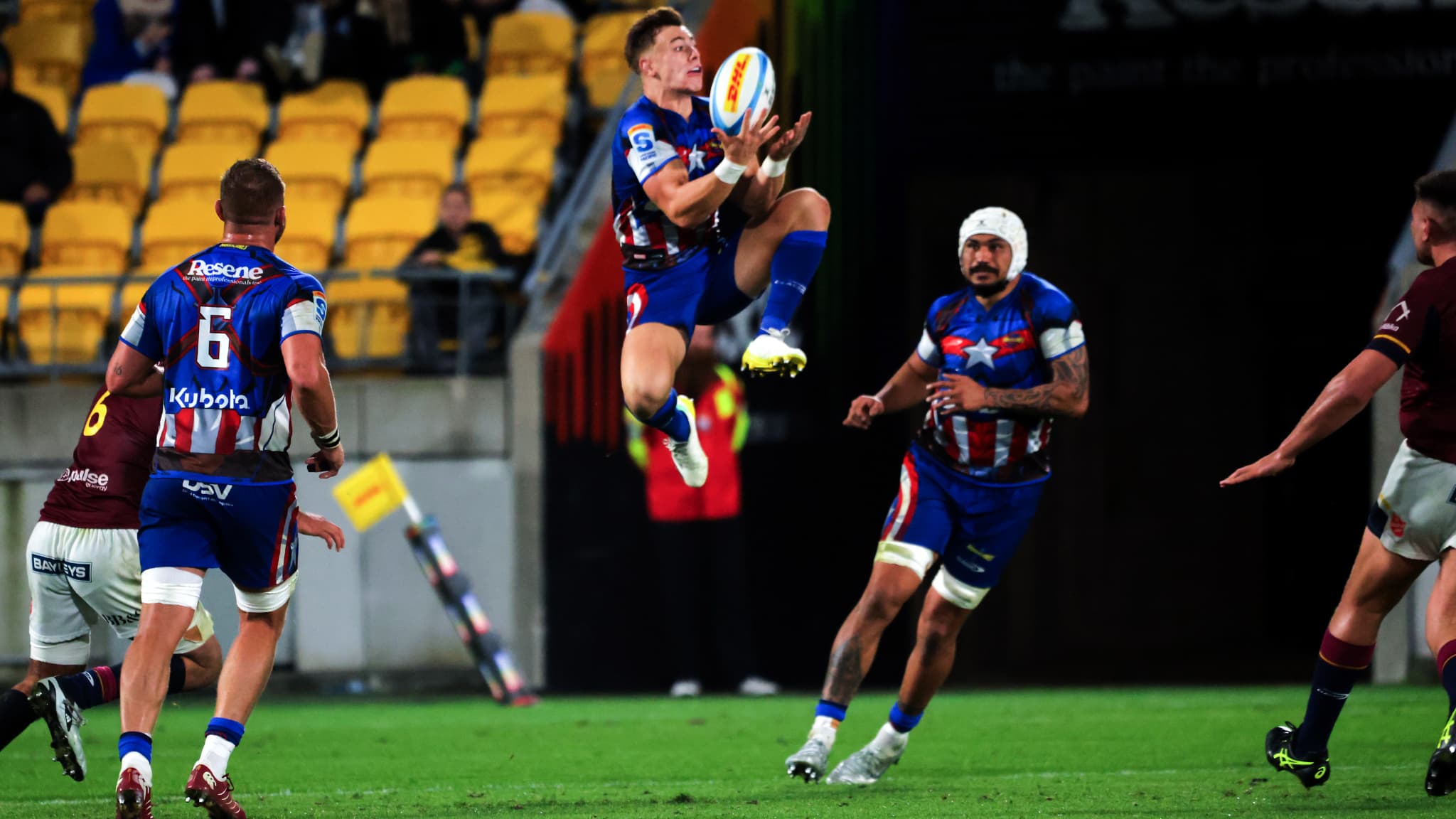 Ruben Love (Nouvelle-Zélande) avec le maillot des Hurricanes en Super Rugby, le 16 mai 2025.