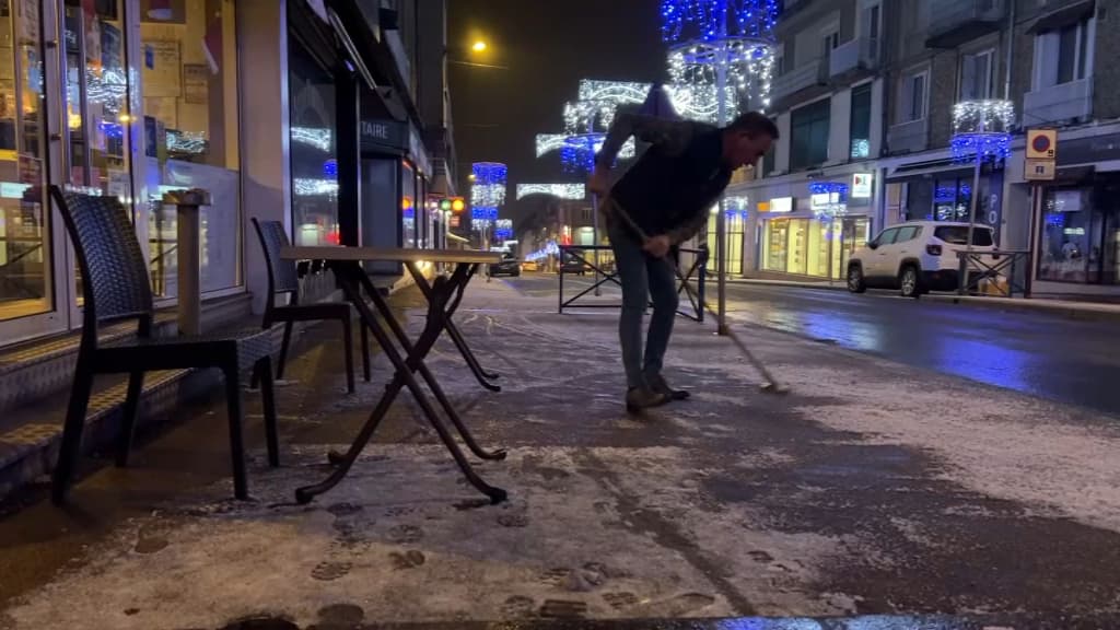 Les commerçants nettoient les trottoirs pour évuiter toute chute. Les commerçants nettoient les trottoirs pour évuiter toute chute.