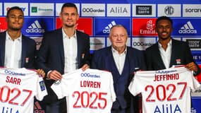 Jean-Michel Aulas avec les recrues de l'OL en janvier 2023