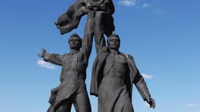 Un monument historique à Kiev représentant l'amitié entre l'Ukraine et la Russie