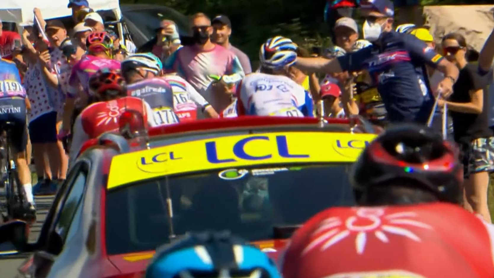 Thibaut Pinot se prend la main de l'assistant de la Trek sur la 8e étape du Tour de France 2022. Thibaut Pinot se prend la main de l'assistant de la Trek sur la 8e étape du Tour de France 2022.