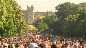 Mariage princier : bain de foule à proximité de la chapelle St-Georges à Windsor