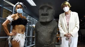 Veronica Tukihito (à gauche), originaire de Rapa Nui, et Consuelo Valdes, ministre chilienne de la Culture, à côté du Tau Moai, une statue de l'île de Pâques, exposé au musée d'histoire naturelle de Santiago, le 21 février 2022, avant sa restitution.